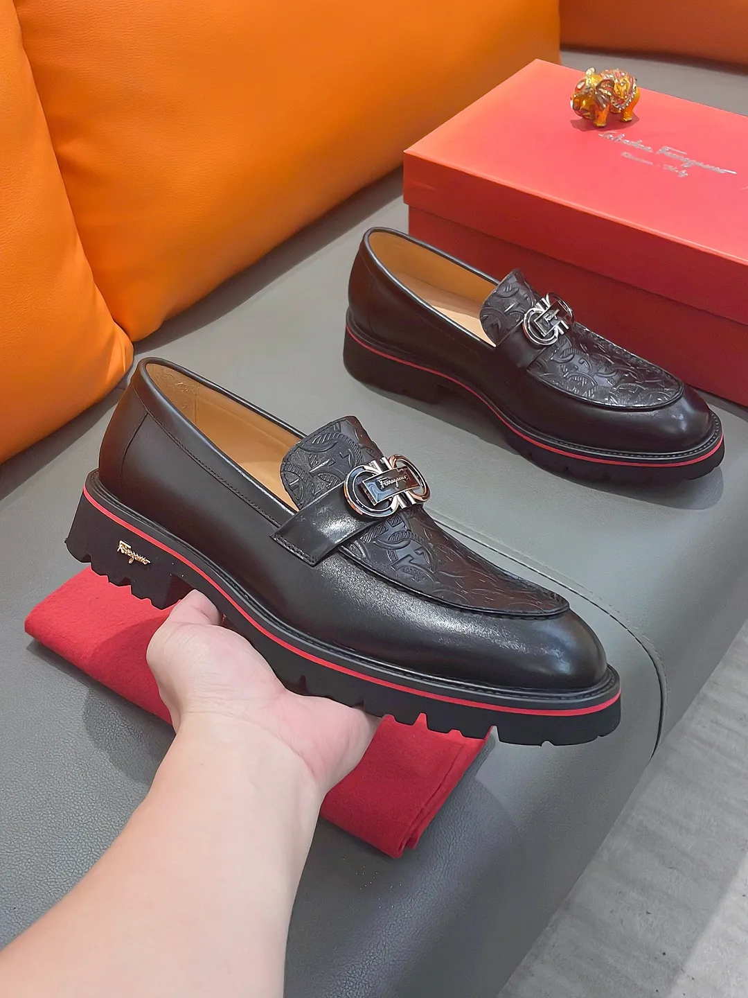 Men's shoes FERRAGAMO "Ferragamo" P540 Regular size: 39-44 (38, 45, 46, 47 customized) (suit shoes) Product materials: Selected first-layer cowhide upper, imported sheepskin lining; original outsole.